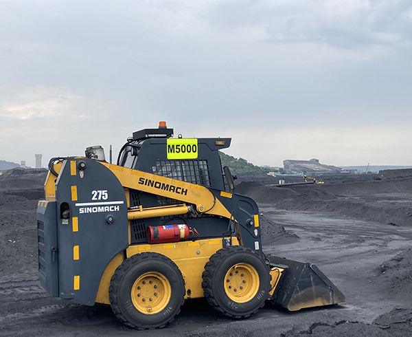 275FWheeled skid steer loader  (1)