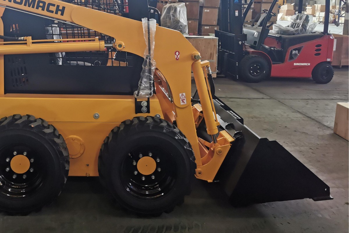 Integrates a standard quick-attach system with auxiliary hydraulic circuits
